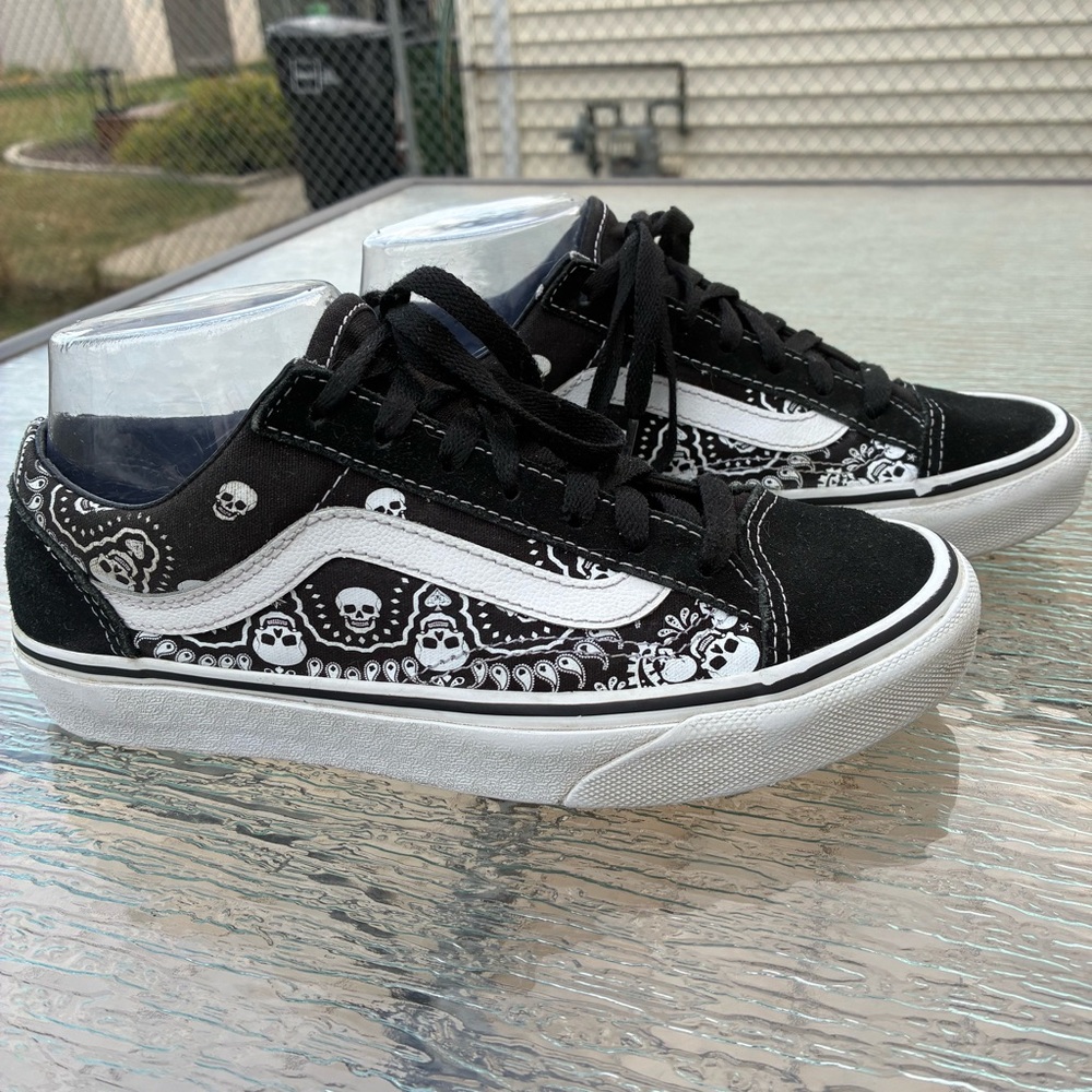 Vans Old Skool Bandana Skull Black & White Sneakers Women's Size 7
